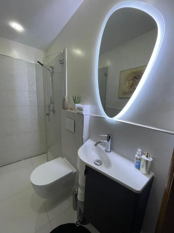 Homestay Airport Rooms Waldblick Cologne